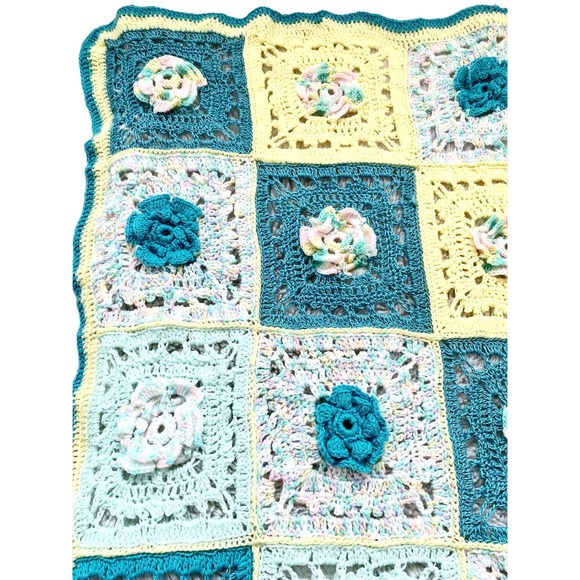 Vintage crocheted baby blanket, granny square with flowers - Picture 4 of 6